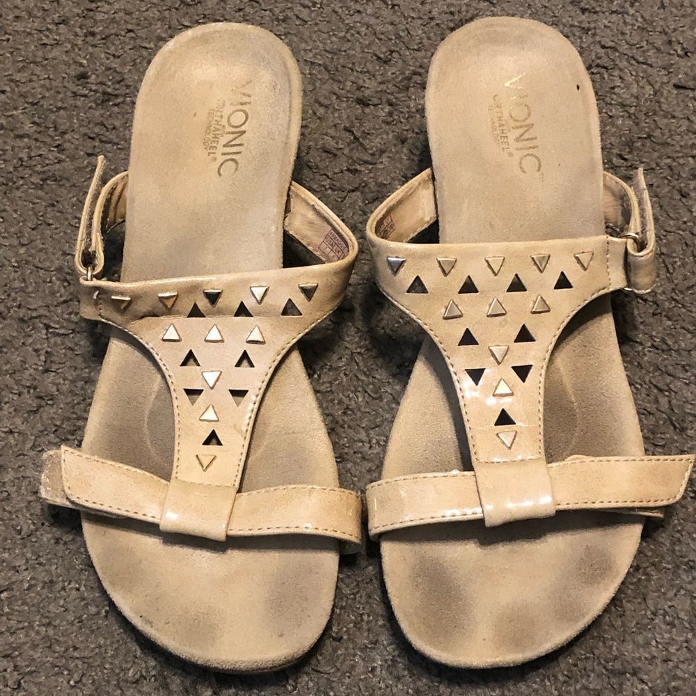 Vionic Orthaheel ‘Maggie’ Tan Studded‎ Patent Leather Wedge Slide Sandals Size 7